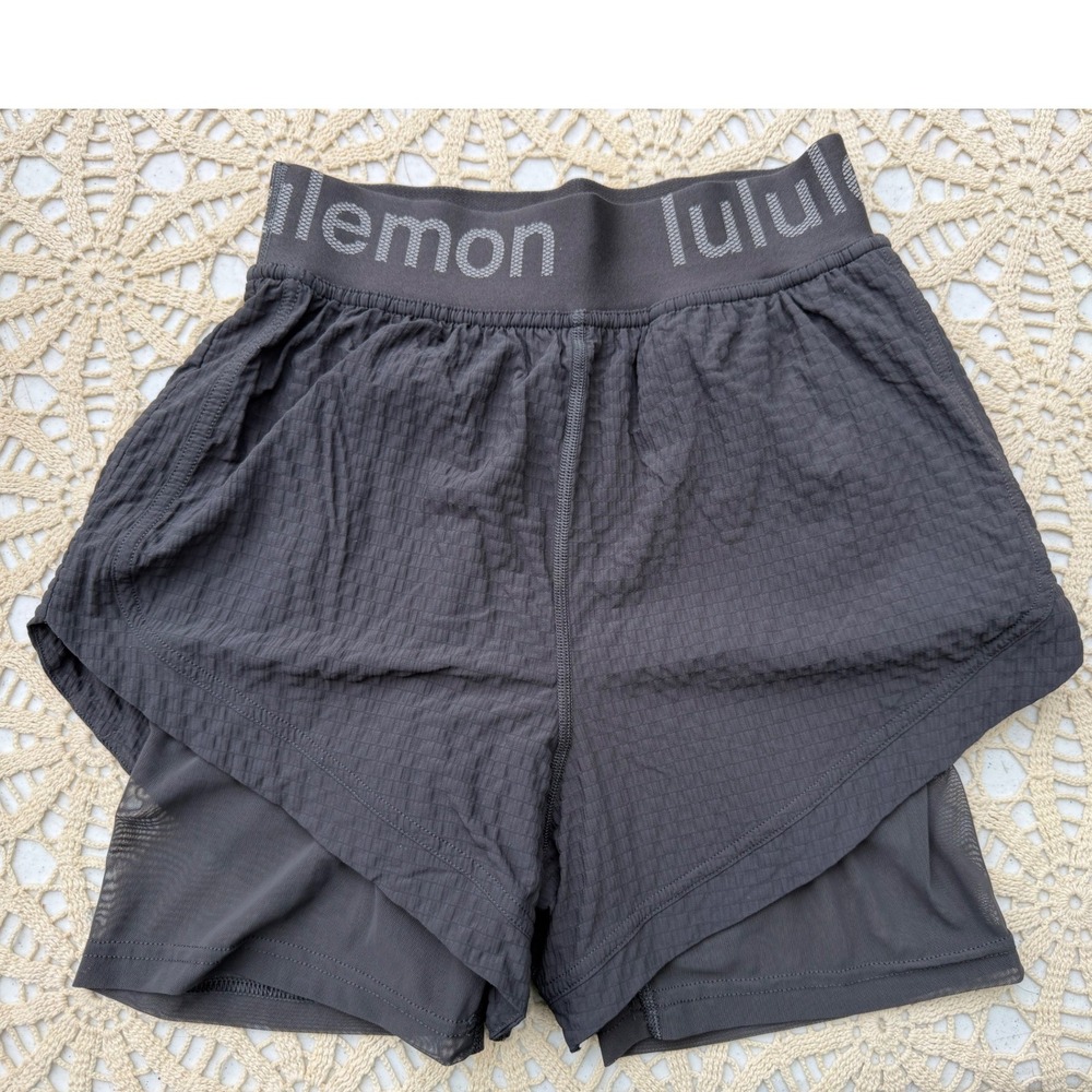 Lululemon Logo Waistband High-Rise Shorts Grey Textured Running Size 2 LW7CAQS